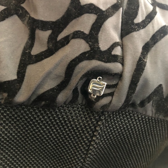 Fabletics Lola black rose top sweatshirt - Picture 8 of 11